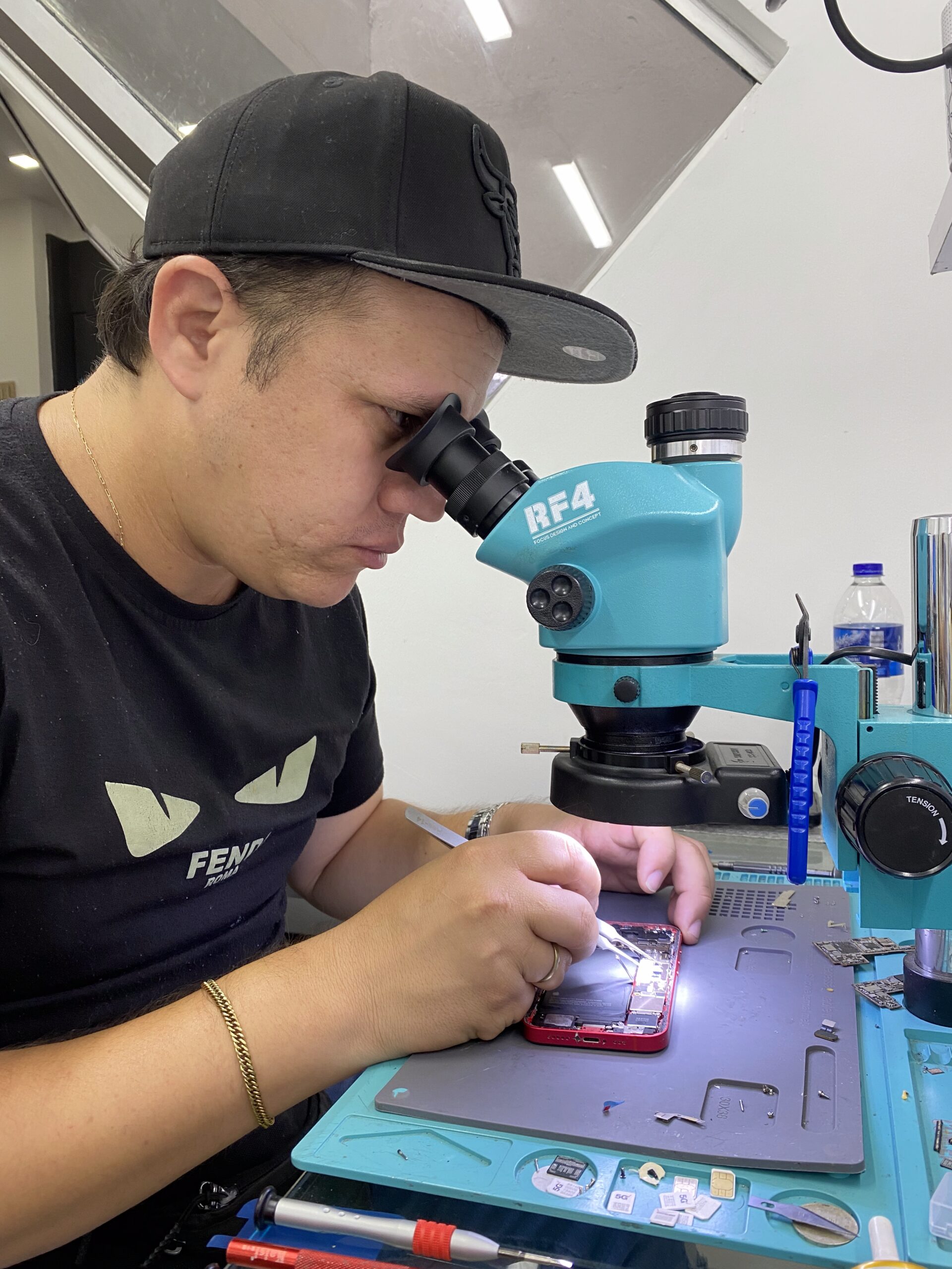 Técnico reparando un celular