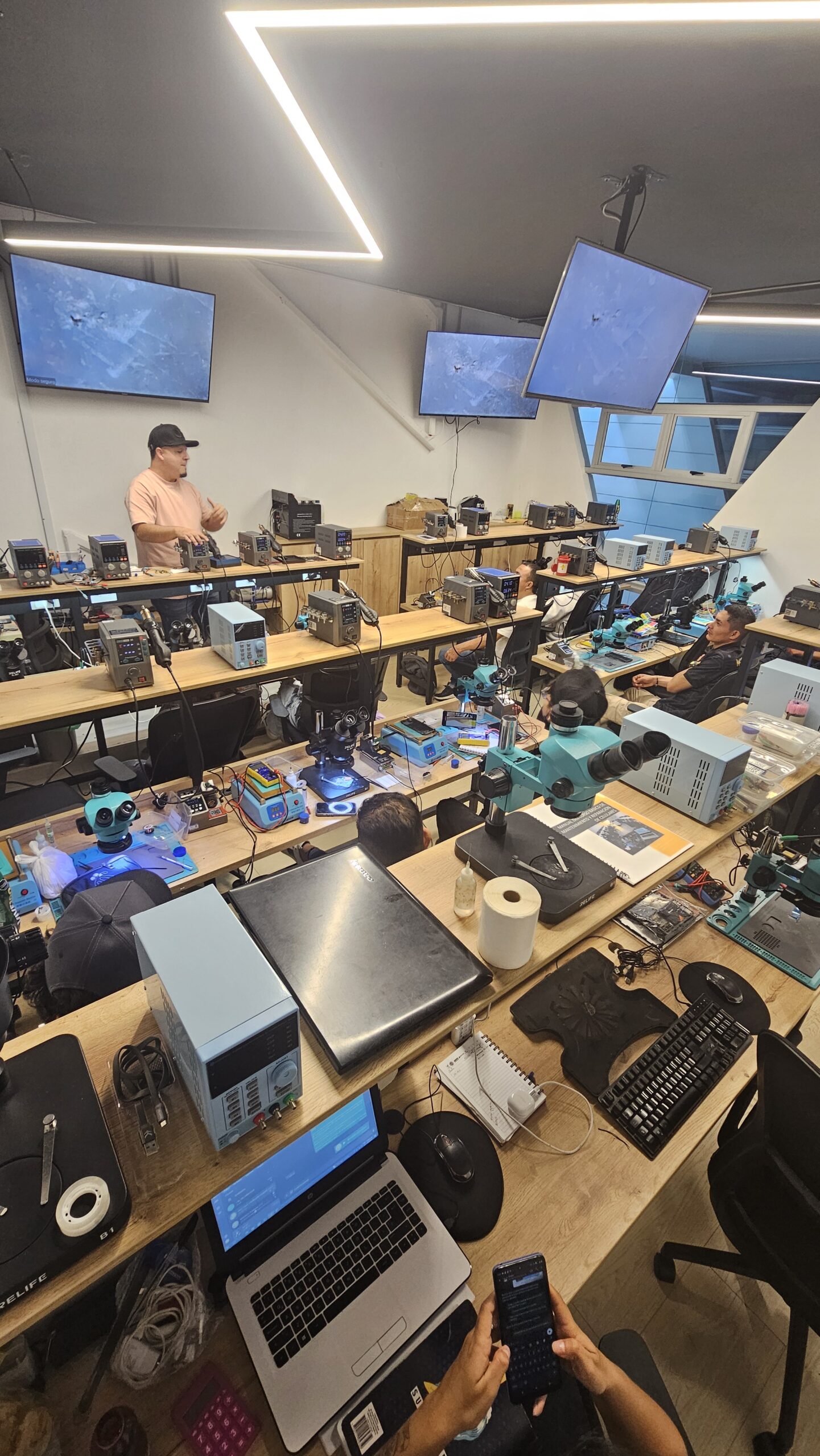 Mujer que repara celulares en Medellín